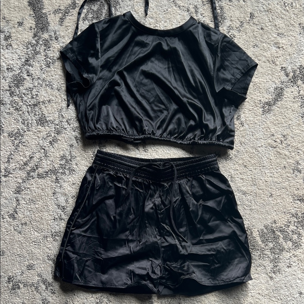 Skims onyx crop top an loose fit shorts